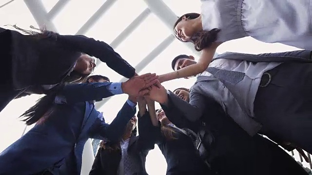 詳情圖-一群年輕的商界人士在現(xiàn)代都市外攜手共進(jìn)，成功與團(tuán)隊合作的理念