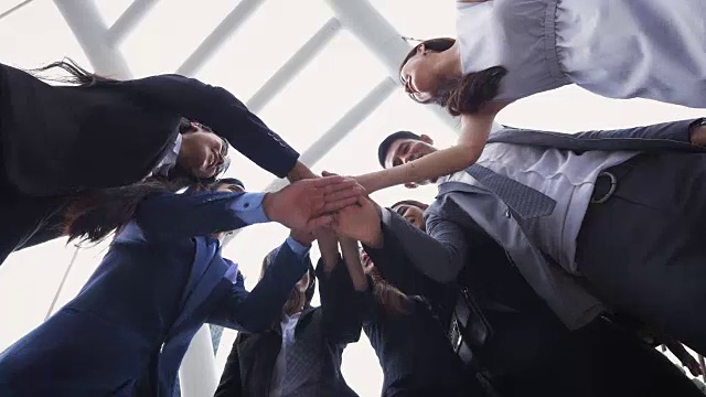 詳情圖-一群年輕的商界人士在現(xiàn)代都市外攜手共進(jìn)，成功與團(tuán)隊合作的理念