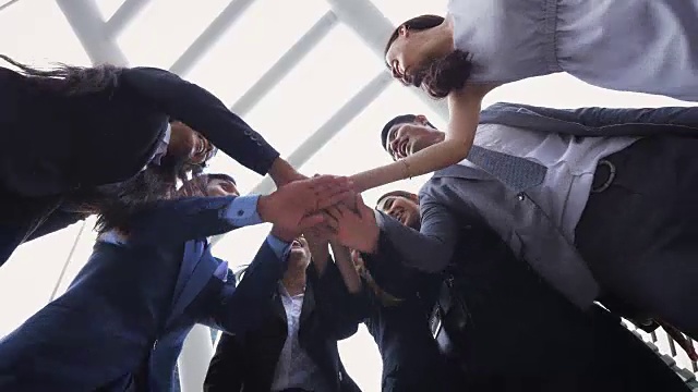 詳情圖-一群年輕的商界人士在現(xiàn)代都市外攜手共進(jìn)，成功與團(tuán)隊合作的理念