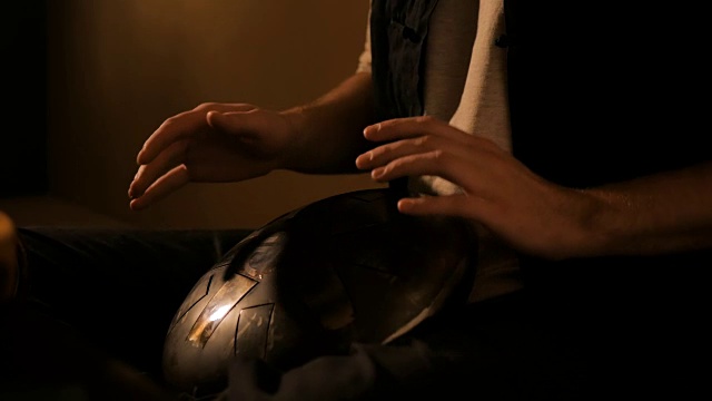 男子打吊鼓