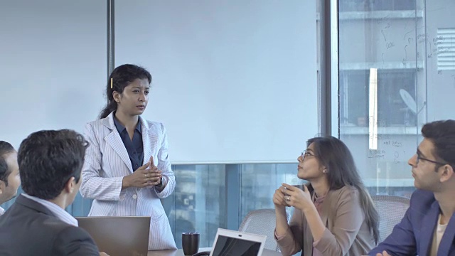 一个有魅力和智慧的女人在人们面前说话