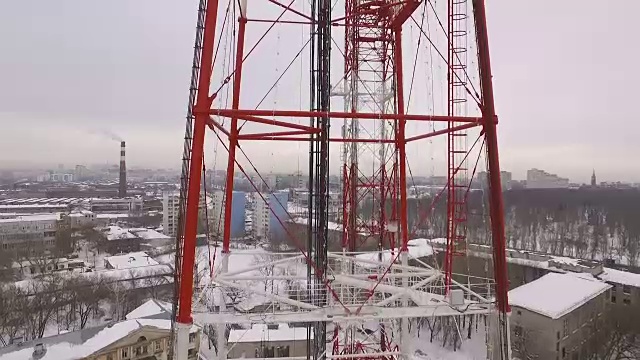 在冬季阴天的电信塔鸟瞰图