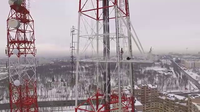 空中拍摄的一个电视塔在一个冬天多云的白天