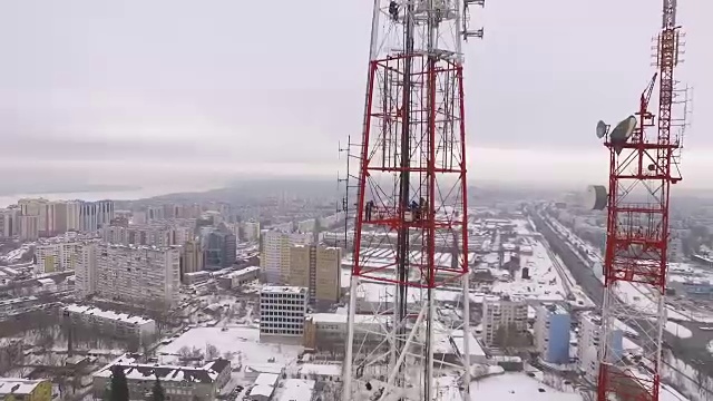 一组高空作业人员正在高空施工，鸟瞰图