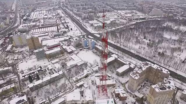 现代工业城市的现代电信铁塔、建筑、道路鸟瞰图