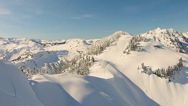 登山运动员滑雪板徒步旅行贝克山舒克山手臂顶部山脊鸟瞰图飞行通过极限运动独自Backcountry任务