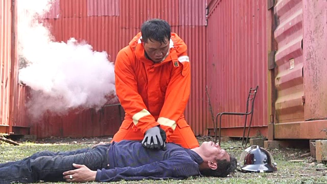在室外做心肺复苏的慢动作