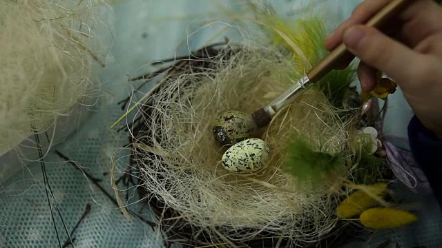 孩子们为鸟儿筑巢，为鸟儿筑巢