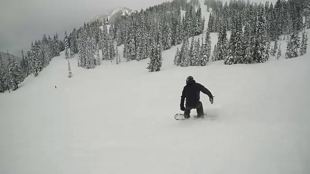 雪板跟随凸轮滑雪度假村粉末喷雾