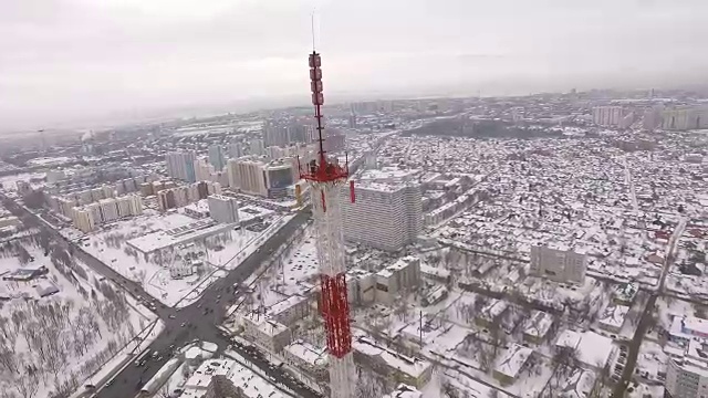 电信塔顶发射机鸟瞰图及带公园的城市景观