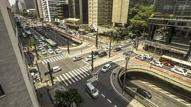 保利斯塔大街上交通拥堵和行人的时间流逝