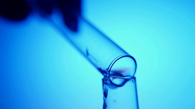 在医学实验室里，黑手保存着一个试管，并将液体倒入另一个试管中