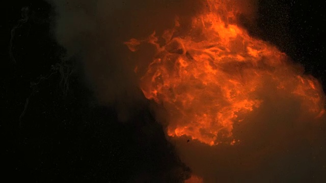 慢镜头爆炸向天空