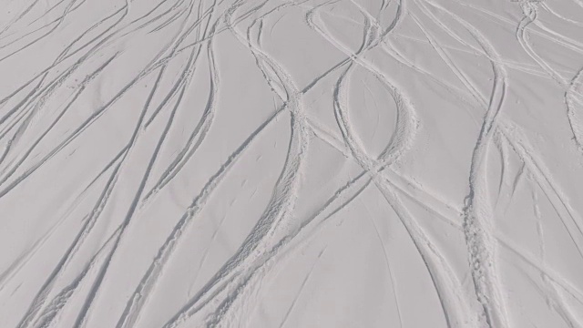 鸟瞰图雪山上滑雪板的痕迹