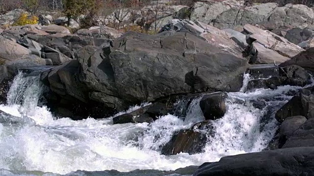 潘穿过河流的急流和岩石