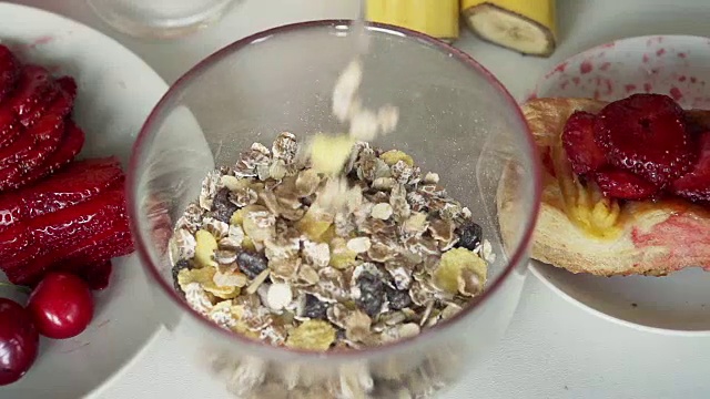 用慢动作把什锦麦片倒进碗里