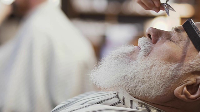 设计师修剪成熟男人的眉毛
