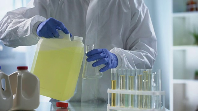 科学家不准确地从罐头中倾倒生物燃料，研究新的安全燃料