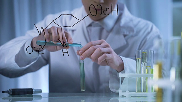 科学家根据写在玻璃上的公式在试管中混合物质