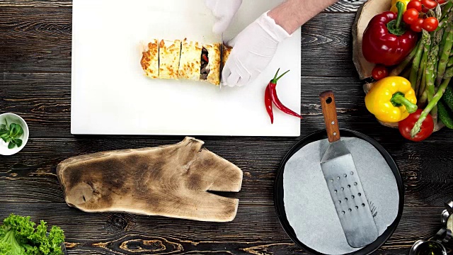 厨师做玉米煎饼俯视图。