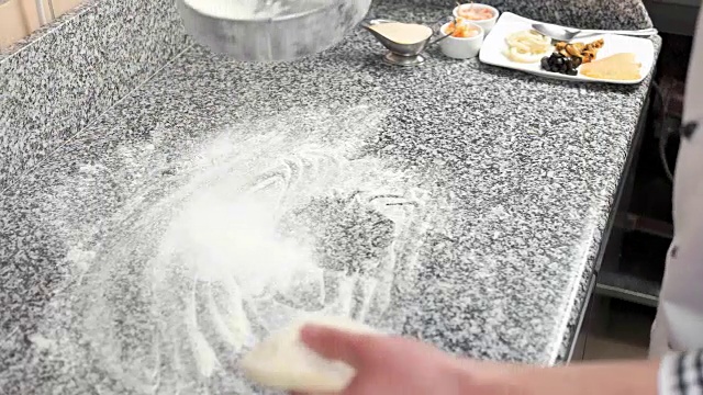 厨师和面团的手。