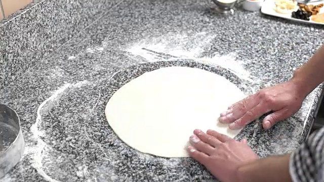 厨师的手，披萨面团。