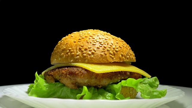 有肉的美味大芝士汉堡