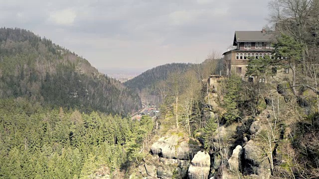 砂岩岩石与旅游餐厅，岩石山丘森林。美丽的山谷景色。