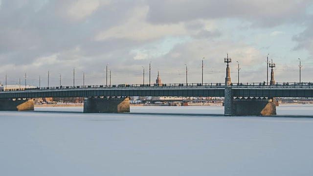 冬季里加市中心，多加瓦河，下雪