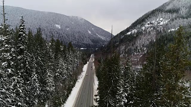 树顶霜冻森林视图越野车驾驶下雪山公路