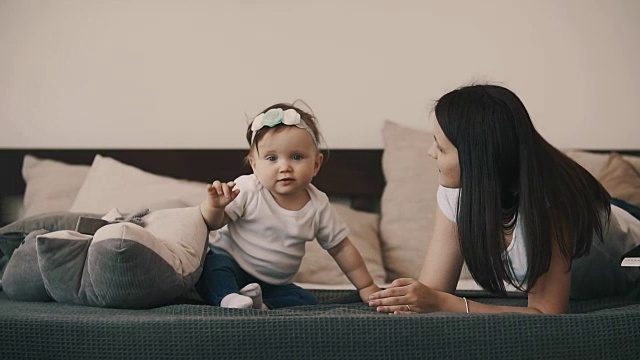 妈妈和女儿一起躺在床上，玩得很开心