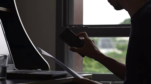 忙碌的男性自由职业者在笔记本电脑上打字，完成项目，工作期限，压力