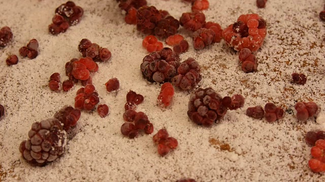 用覆盆子粉和糖粉做的自制浆果派