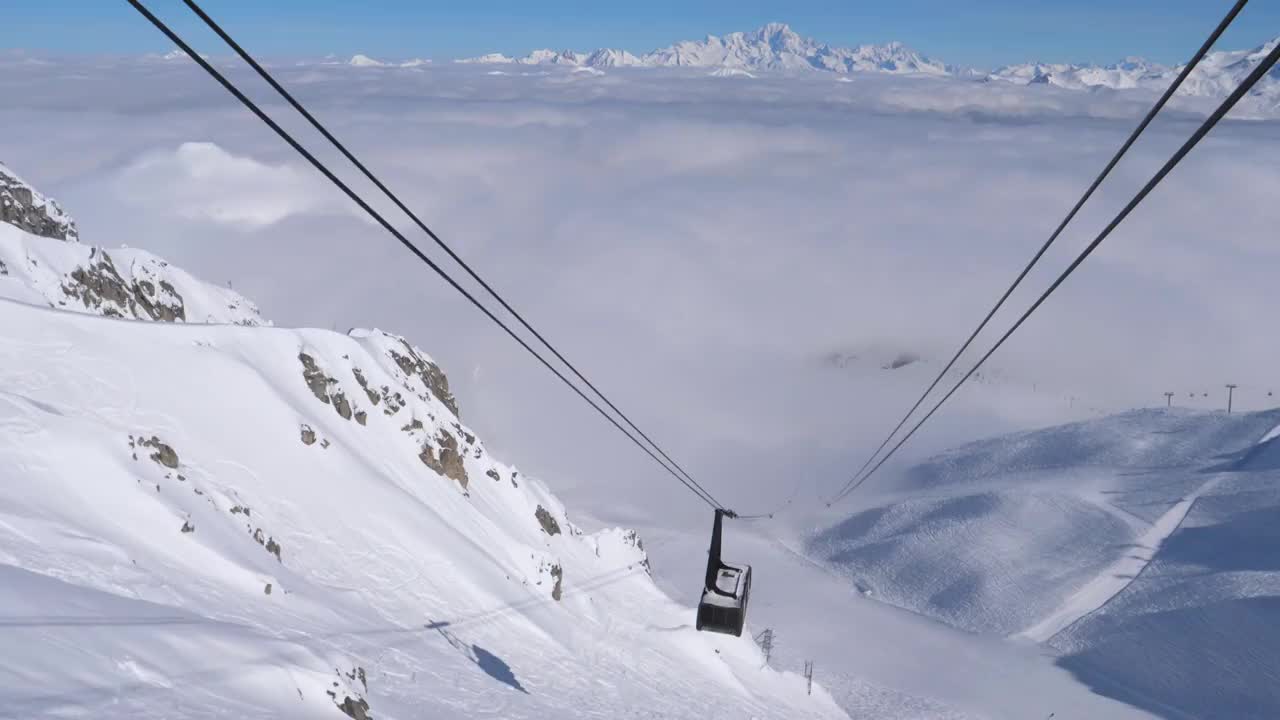 大木屋滑雪举重运动员登上山顶