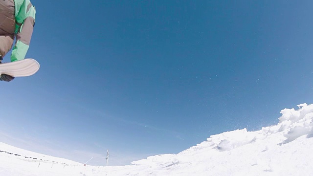 滑雪板在蓝天上跳跃