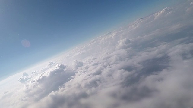 从飞机上飞过山区的壮丽景色。航拍镜头