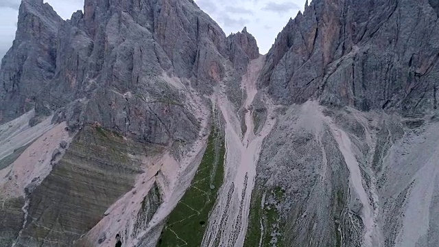 无人机视频圣玛达莱娜圣马达莱娜瓦尔迪富内斯在Dolomites意大利阿尔卑斯山与Furchetta峰的背景