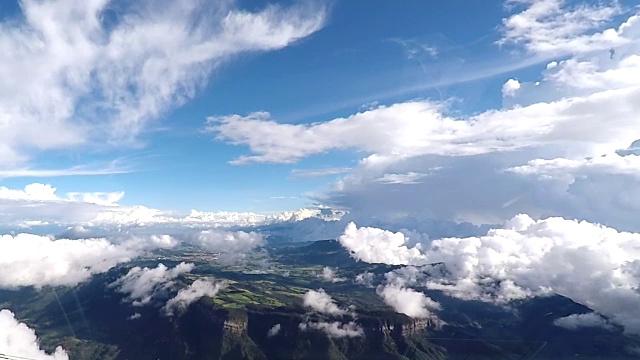 从飞机上飞过山区的壮丽景色。航拍镜头