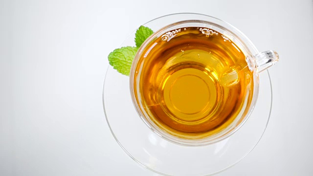 薄荷茶的叶子正上方，白色背景