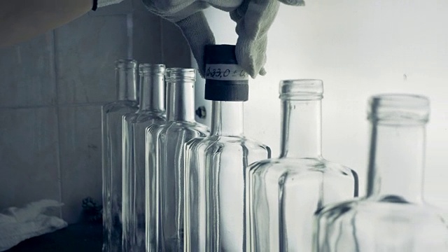瓶颈的体积正在用一种特殊的工具测量