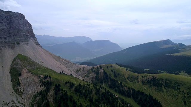 意大利阿尔卑斯山Dolomites的圣玛达莱娜·圣玛达莱娜瓦尔·福内斯的无人机视频