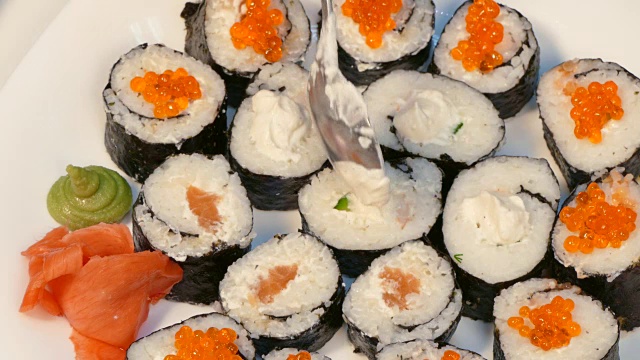 用红鱼子酱和奶酪装饰寿司