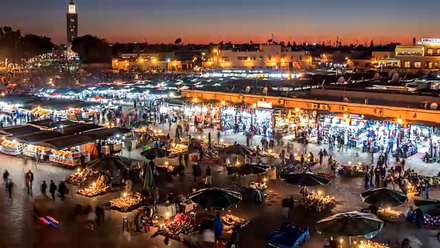 摩洛哥马拉喀什麦地那区(老城)的Jemaa el- fnaa广场和市场。日落后的时间流逝