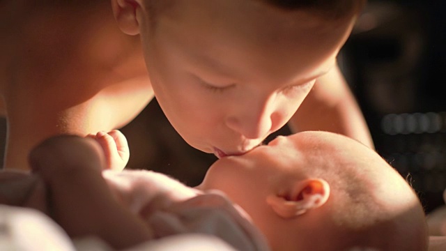 男孩亲吻小妹妹