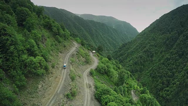 用越野吉普车Enduro长途跋涉在高加索雪山上的无人机全高清