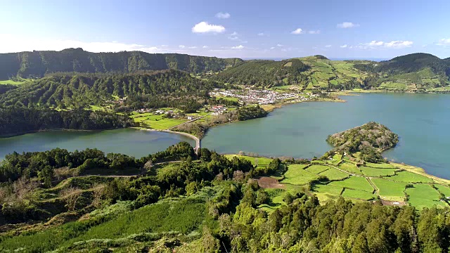 航拍拉戈阿达斯塞特Cidades -湖泊和小镇圣米格尔岛，葡萄牙群岛的亚速尔群岛