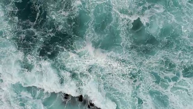 浪花四溅的海浪