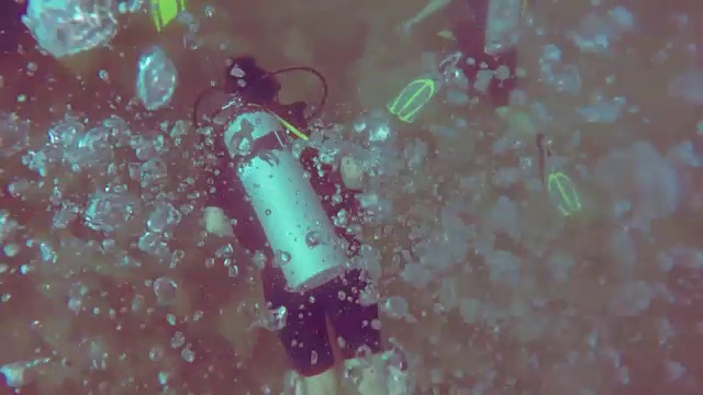 一名戴着水肺的潜水员冒出的气泡进入了镜头