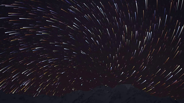 星星盘旋在特卡波湖上空