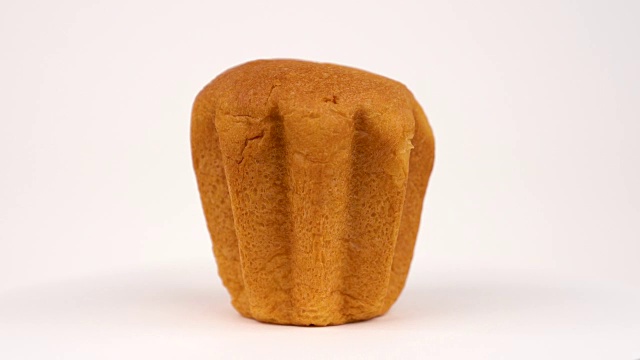Pandoro。近距离的传统意大利甜酵母面包轮流旋转桌子孤立的白色背景。